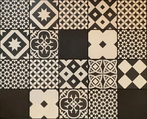 Siyah beyaz geleneksel seramik zemin ya da arka plan dokusu olarak duvar fayansı. Portekizce, Lizbon ve Azulejos seramik veya çimento döşemeleri üzerindeki klasik geometrik ve çiçekli detaylar.