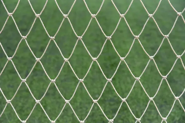 Siatka Bramkarska Boisku Piłki Nożnej Zbliżenie Rozmazanym Zielonym Tle Trawy — Zdjęcie stockowe