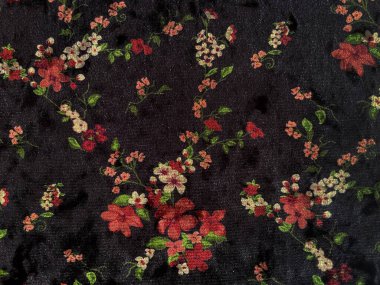 Hassas çiçek desenli kumaş, doku olarak yakın plan. Eski moda pamuk ya da keten tekstil siyah arka planda dağınık parlak çiçek desenli retro tarzında.