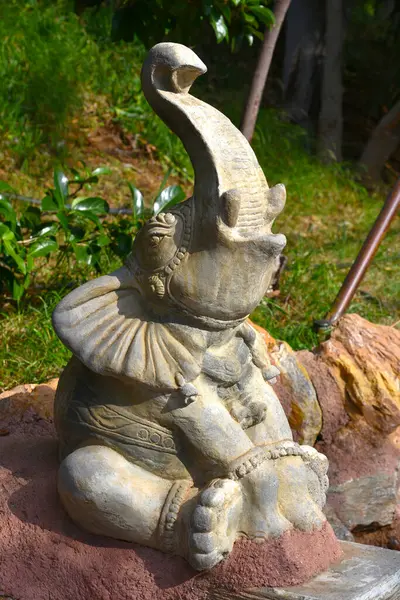 Küçük bir fil heykeli. Taş bir fil Yunanistan 'da bir hayvanat bahçesini süslüyor. Güzel heykel