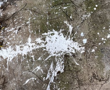 Yanlışlıkla beyaz boya döküldü. Boya lekeleriyle boyanmış beton zemin. Kirli beton zemin.
