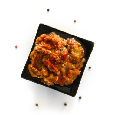 Caponata (Sicilya capunata), diğer sebzelerle birlikte soğan, domates, kereviz ve zeytin ve kapari gibi patlıcanlardan yapılan geleneksel bir Sicilya yemeğidir..