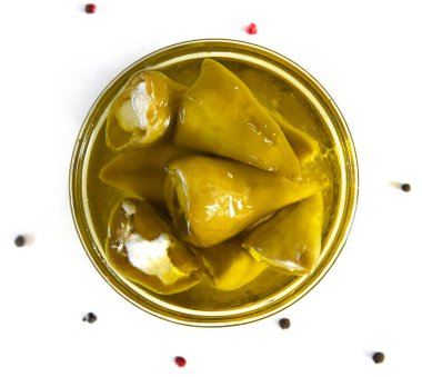 Peynirle doldurulmuş yeşil dolma biber, yağlı, beyaz arka planda biberli, üst manzara. Sağlıklı yiyecekler. Atıştırmalık.