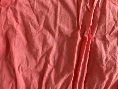 Mercan renginde, pürüzsüz kumaş dokusu. Doğal keten kumaş arkaplan dokusunun yakın çekimi. Modaya uygun bir doku. Eski model. Mercan izi.