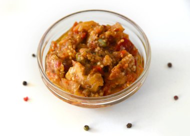 Caponata (Sicilya capunata), diğer sebzelerle birlikte soğan, domates, kereviz ve zeytin ve kapari gibi patlıcanlardan yapılan geleneksel bir Sicilya yemeğidir..