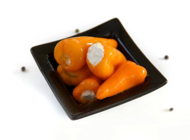 Peynirle doldurulmuş bal biberleri, yağlı, beyaz arka planda izole edilmiş, biberli, üst manzara. Sağlıklı yiyecekler. Atıştırmalık.