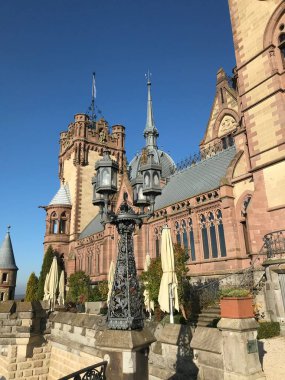 Schloss Drachenburg ya da Drachenburg Şatosu, 19. yüzyılın sonlarında inşa edilmiş özel bir villa.. 