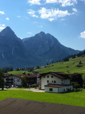 Almanya 'da bir yerde bir köyün bulunduğu çarpıcı bir dağın güzel fotoğrafı..