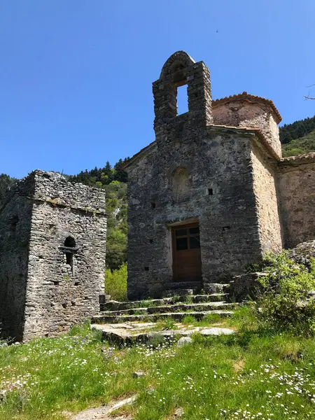 Samouil Manastırı. Taygetos Dağı 'nın batı yamaçlarında, Mani' de tipik güçlendirilmiş bir manastır. Manastır, Bakire Meryem 'in Varsayımına adanmıştır. Moreloponez, Yunanistan.