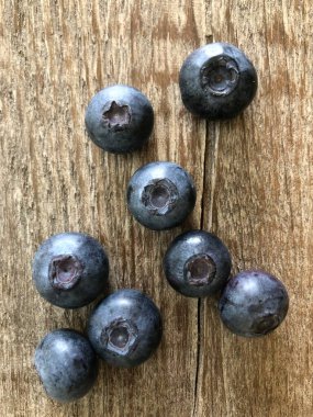 Ahşap arka plandaki markette taze yaban mersini. Yemek fotoğrafçılığı. Kırsal tarzda. Sağlıklı, vejetaryen yemekleri..
