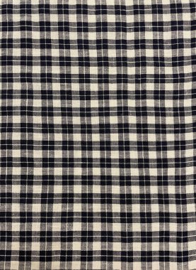 Ekose kumaş yakın plan. Çapraz beyaz, kahverengi tonlar ve siyah çizgiler, şah veya tartan desenleri. Doğal keten ya da pamuk havlu, bez, peçete. Izgaralı ve kareli tekstil ayrıntıları.