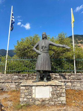 Efsanevi hırsız Antonis Katsantonis 'in bakır heykeli. Devrim öncesi dönemin belki de en ünlü savaşçılarından biriydi..