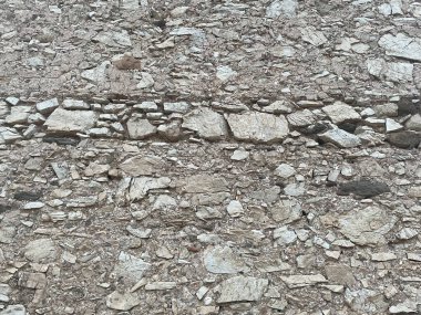 Eski Akdeniz evinin dış duvarları. Çatlamış cepheli terk edilmiş bir bina, eski parçalanmış alçıdan yapılmış tuğlalar. Atina, Yunanistan.