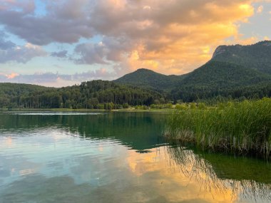 Yunanistan 'ın Corinthia kentindeki Doxa Gölü ve dağların güzel manzarası. Yunanistan 'ın güzel doğası.