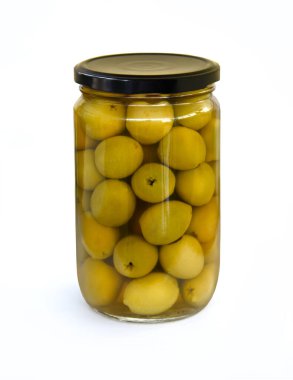 Cam kavanozda turşulu zeytin kavanozu, beyaz arka planda siyah kapaklı. Yeşil çukur zeytin. Tasarım için zeytin kavanozları