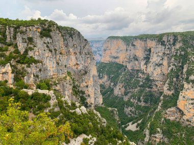 Dağlarda doğa. Vikos Gorge, Oxi 'nin kuzey Yunanistan' ın Zagori kentindeki Vikos-Aoos ulusal parkındaki bakış açısından. Doğal manzara.