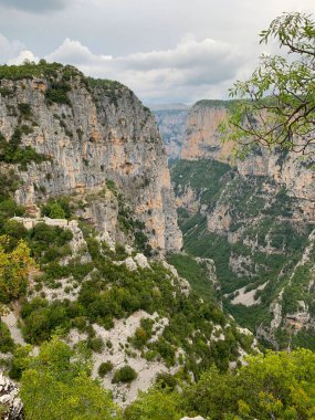 Dağlarda doğa. Vikos Gorge, Oxi 'nin kuzey Yunanistan' ın Zagori kentindeki Vikos-Aoos ulusal parkındaki bakış açısından. Doğal manzara.
