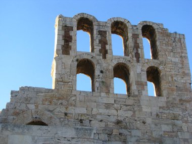 Atina 'da gündüz vakti Parthenon. Yunanistan 'ın mimarisi. Yunanistan 'da ünlü yerler. Odeon of Herodes Atticus 'un alt manzarası, Atina' daki tiyatro, Akropolis, Atina 'daki antik binalar