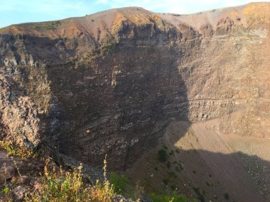 İtalya 'daki Volkan Vezüv' ün manzarası. Sönmüş volkan bacası. Napol ve Pompei yakınlarındaki dev Vesuvio volkan krateri, panoramik manzara.