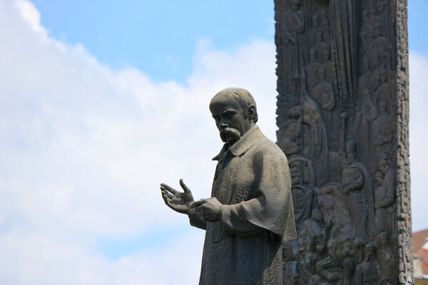 Львов, Украина, памятник Тарасу Шевченко - известному украинскому поэту, художнику, с 12-метровой декоративной стелой с рельефами, расположенной на проспекте Свободы во Львове
