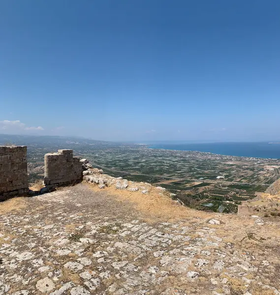 Yaz panoramik uçuş performansında Akrokorinth Kalesi 'nin tepesinden hava görüntüsü. Peloponnese, Yunanistan.
