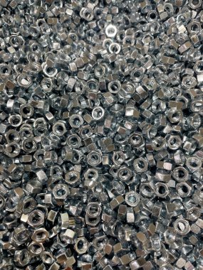 Cıvatalar için fındık. Sürgüler için bir sürü yeni fındık. Galvanize inşaat bağlayıcıları. Teknik doku arka planı. Tam çerçeve resmi.