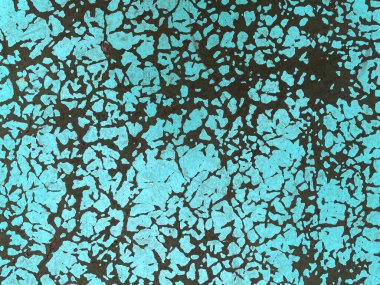 Eski bir duvardaki boyayı soymak, arka plan olarak yakın plan. Benzersiz bir desenin Grunge dokusu, açık turkuaz boya katmanı ya da boyanın koyu kenarlarının altında görünen alçı tarafından yaratılmış. Yıpranmış, hasarlı boya tabakası duvarda..