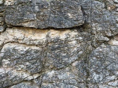 Eski Taş Duvar. Ormandaki Kaya. Yunan Ormanı Atina 'da görülen bir kaya parçası