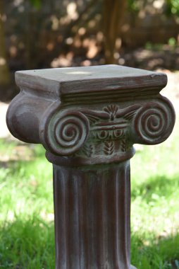Yunanistan 'ın Atina kentindeki bir parkta dekoratif unsur, sütun şeklinde duruş, finansman ve desenler