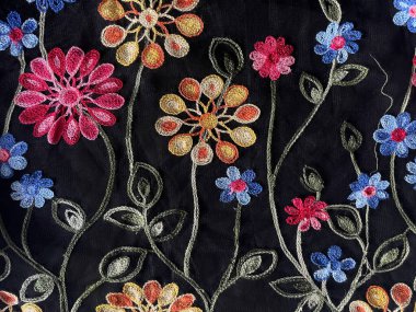 Siyah arka planda güzel desenli çiçek kumaşı. Arkaplan dokusu. Şablon, Antika. Renk ve doku yönünden zengin.