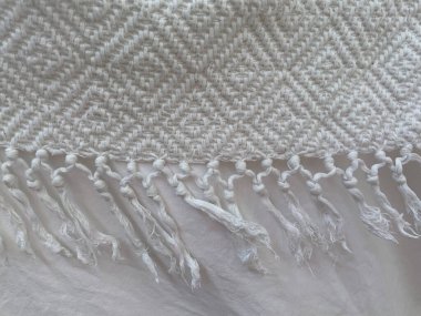 Kalıplı güzel beyaz kumaş. Ürün montajı, web tasarımı, sunumu için boş dokulu arkaplan. Metin için boşluk.