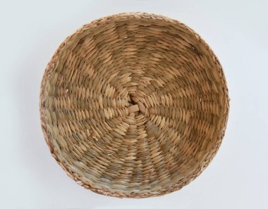 Hasır sepet üst görünümü beyaz arkaplanda izole edildi. Dekoratif doğal bitki dekorasyonu konsepti, doğal bitkiler, septi kapat. El yapımı hasır sepet kapağı