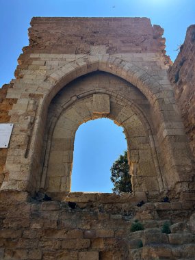 Mimari yapı antik bir kale ya da kalenin bir parçasını andırıyor. Ortaçağ mimarisinin tipik bir kemerli geçidi var.. 