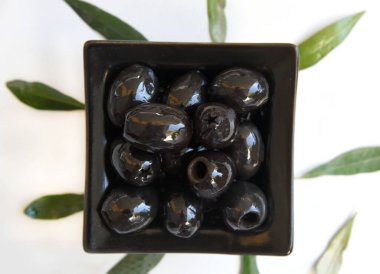 Bu Yunan siyah çukur zeytinleri zengin, parlak ve derin Akdeniz tadında. Salatalar, tapalar veya sağlıklı atıştırmalıklar için mükemmel. Gelenek ve kalitenin otantik bir tadını sunuyorlar..