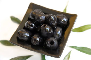 Bu Yunan siyah çukur zeytinleri zengin, parlak ve derin Akdeniz tadında. Salatalar, tapalar veya sağlıklı atıştırmalıklar için mükemmel. Gelenek ve kalitenin otantik bir tadını sunuyorlar..