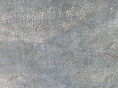 Gri çimento alçısının yüzeyi yakın plan, arka plan olarak pürüzlü sert beton dokusu. Dış kabuklu kumlu sıva tabakaları. Eski cephe duvarı, çatlamış ve yamalanmış. Düz olmayan lekeler var.. 