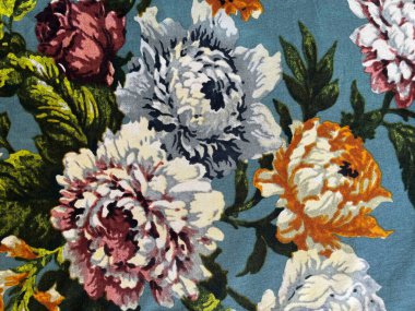 Hassas çiçek desenli kumaş, doku olarak yakın plan. Eski moda pamuk ya da keten kumaş. Renkli çiçek desenli retro tarzı. Parlak çiçek arkaplanı.