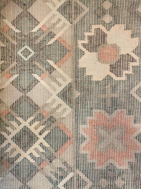 Toprak tonlarında etnik geometrik ve çiçek motifleri olan eski dokuma kumaşlar. Geleneksel kumaş dokusu, arka planlar, halılar, halılar, döşemeler veya etnik iç tasarım kavramları için idealdir..