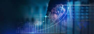Modern bilgisayar sanal gösterge paneli ile çalışan işadamı finans satış verilerini ve ekonomik büyüme grafiklerini analiz ediyor ve zincir teknolojisini engelliyor.