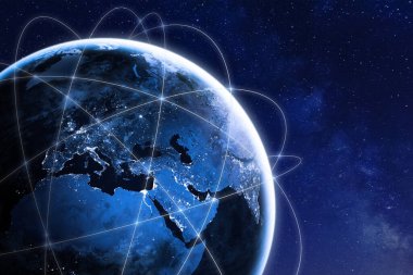 Dünya çevresindeki dünya çapındaki iletişim ağı bağlantıları ile küresel bağlantı kavramı uzaydan, uydu yörüngesinden, Avrupa 'daki şehir ışıklarından, NASA' dan bazı elementler