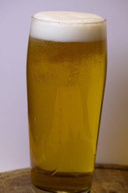 Köpüklü bira bardağı.