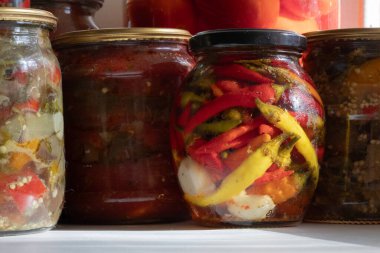 çeşitli türde biber turşusu