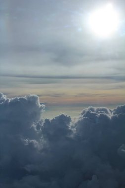 Bulut manzarası arka planı. Yukarıdan bak, bir uçak penceresinden. Güneşli, renkli gökyüzü.