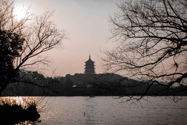 Uma Paisagem Calma Com Árvores Montanhas Templo Chinês Sob Sol — Fotografia de Stock