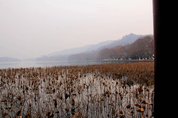Cidade Hangzhou Oeste Lago Outono Deixa Amarelamento Montanhas Fundo Com — Fotografia de Stock