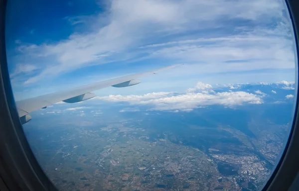 물고기 눈으로 하늘을 바라본다 위에서 비행기 밖입니다 과푸른 — 스톡 사진