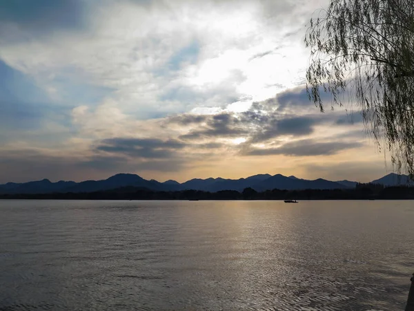 一个平静的海景 日落时群山环抱 戏剧化的天空和云彩 博客等 西湖杭州人民公园中国 — 图库照片