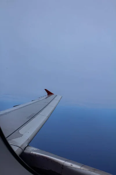 Pohled Shora Okna Letadla Ohromující Oblačnost Modrá Obloha Cestuje Letadlem — Stock fotografie