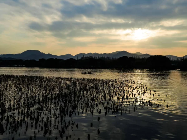 一个平静的海景 日落时群山环抱 戏剧化的天空和云彩 博客等 西湖杭州人民公园中国 — 图库照片