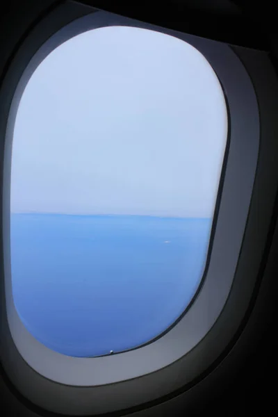 Widok Góry Przez Okno Samolotu Wspaniały Chmurny Krajobraz Błękitne Niebo — Zdjęcie stockowe